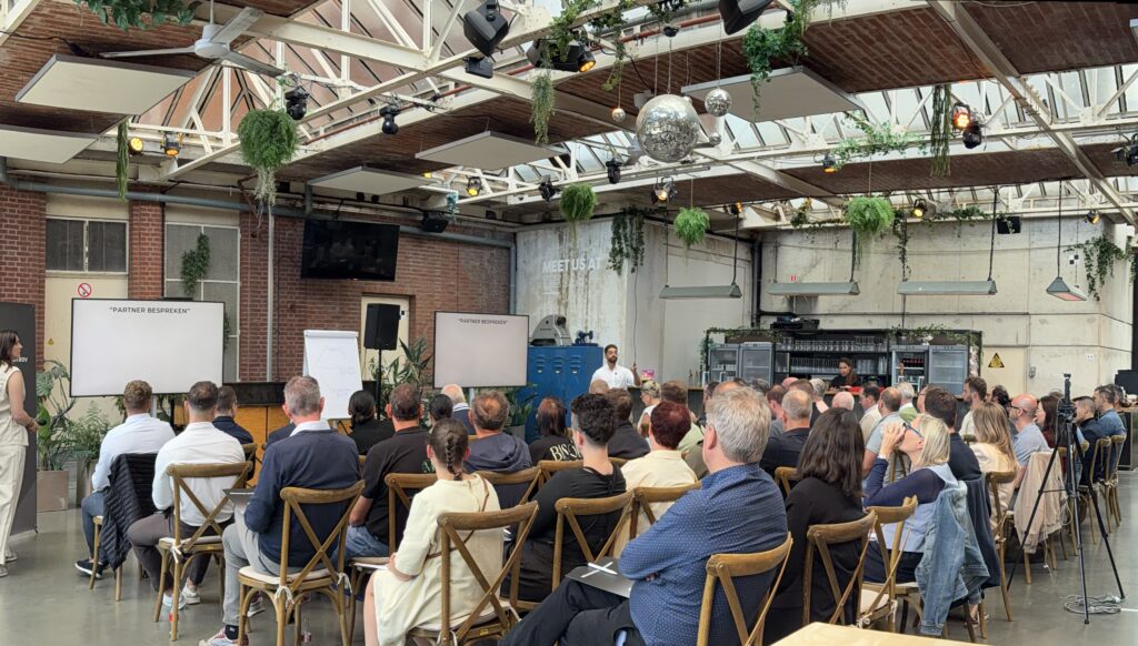 Ondernemers en sales professionals volgen een interactieve sales training tijdens het Krachtig Closen seminar in Geel