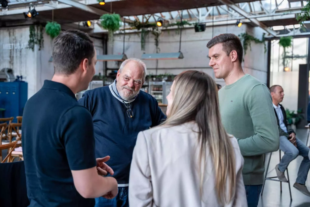Publiek neemt deel aan het Krachtig Closen sales seminar in Geel
