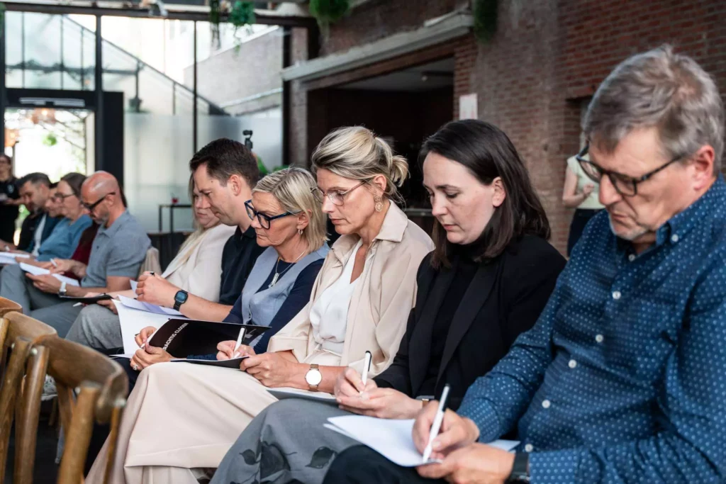 Ondernemers volgen een interactieve sessie over sales en verkoopgesprekken