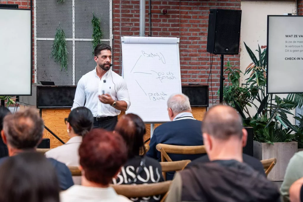 David Dimitrov geeft sales training tijdens het Krachtig Closen seminar voor ondernemers en verkopers in Geel.